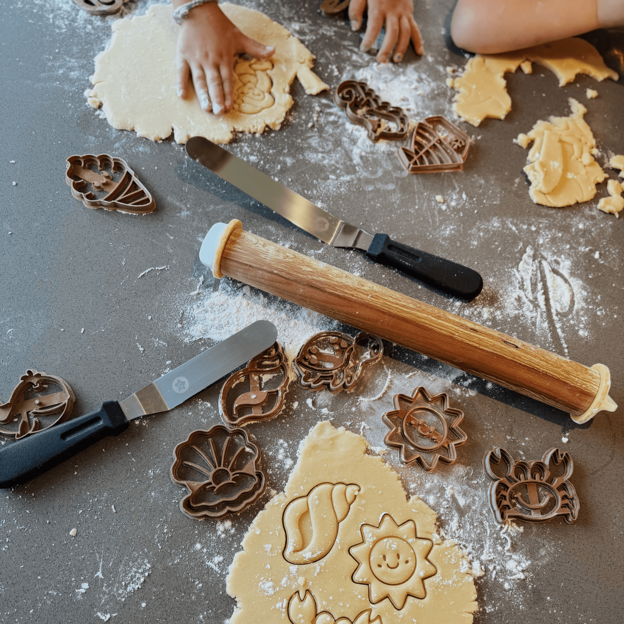 Waarom ik naast onze koekjes uitstekers ook een deegrol met verstelbare ringen + bakspatels op de markt heb gebracht - Samenmetdekindjes