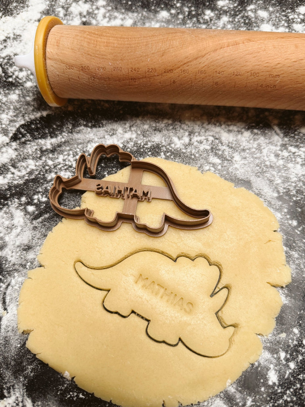 Gepersonaliseerde dino triceratops koekjesvorm - Samenmetdekindjes - Samenmetdekindjes